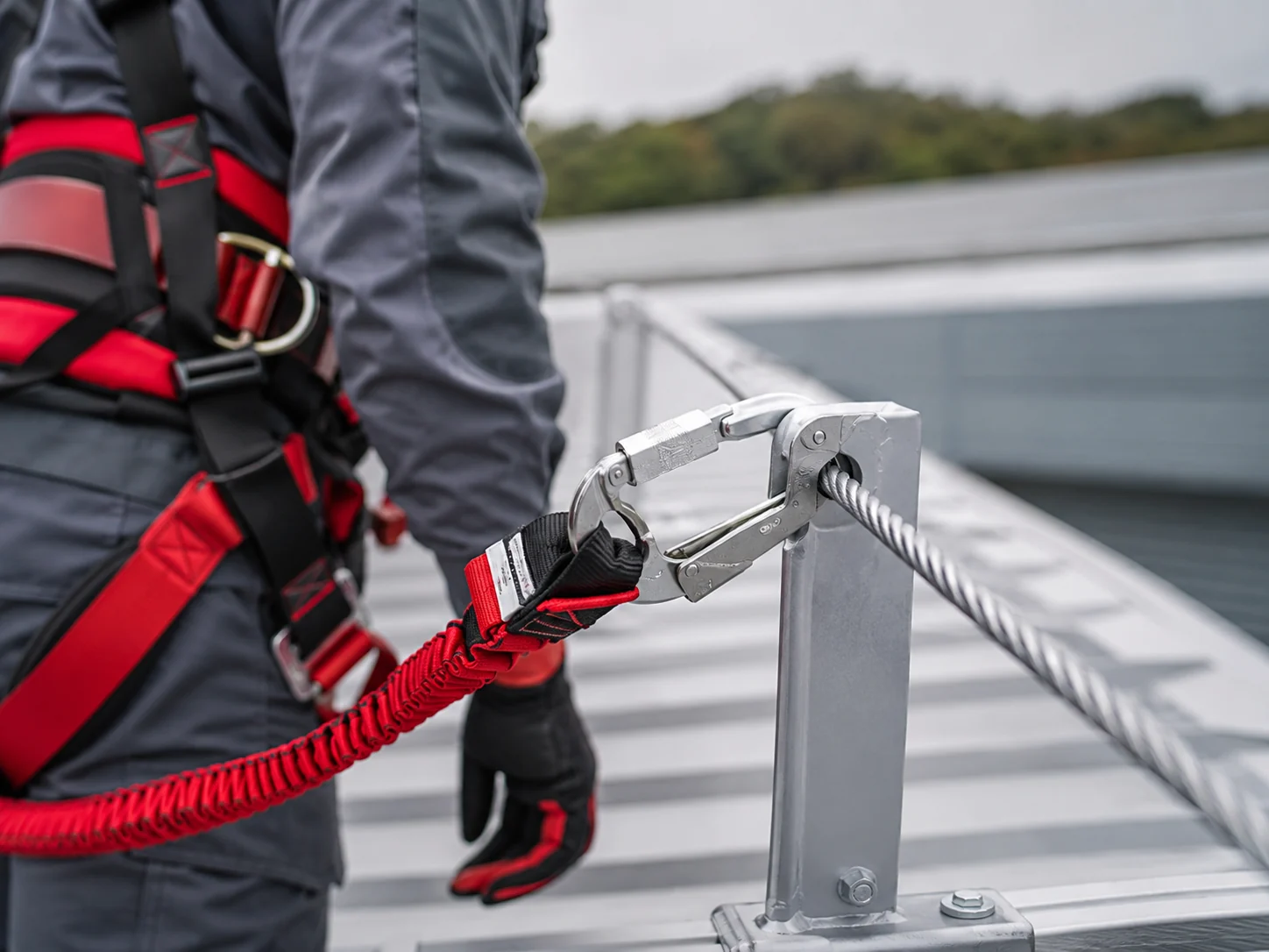Conexão de equipamento de proteção a cabo de linha de vida sobre cobertura
