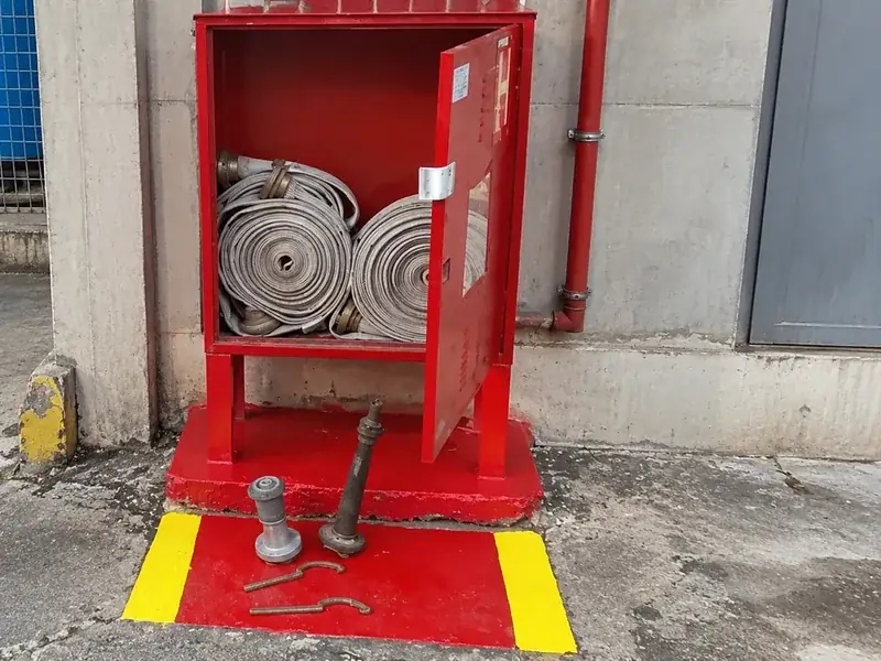 Abrigo de hidrante com mangueira e registro em parede industrial