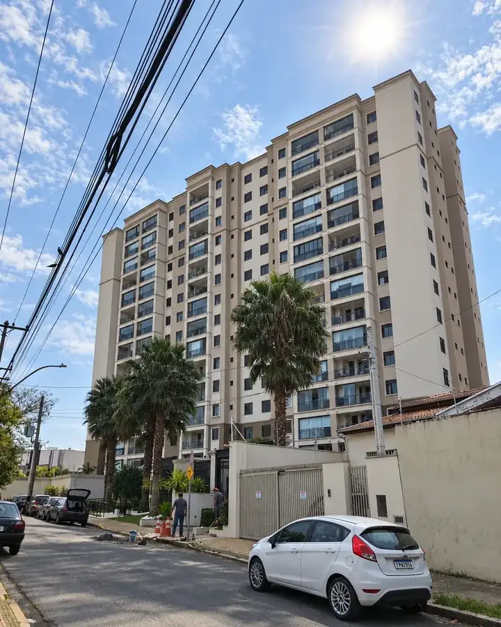 Edifício residencial de vários andares visto da rua, com céu azul: o tipo de prédio que precisa de laudo SPDA